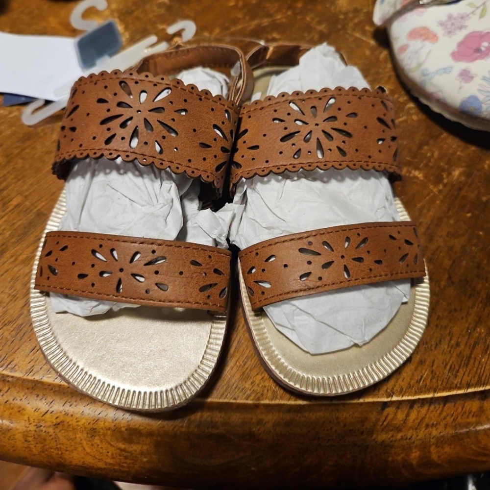 Oshkosh sandals size 9